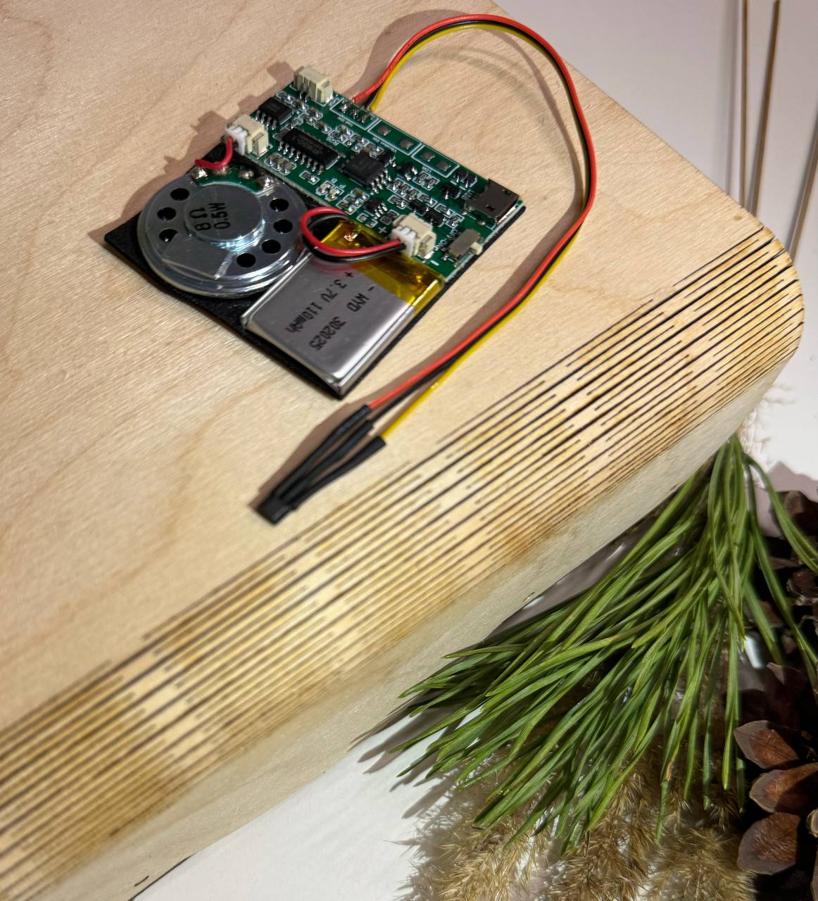 Re-recordable sound module with a magnetic sensor for gifts